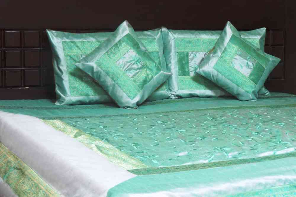 Beautiful Spring Green 5 Piece Silk Bedspread